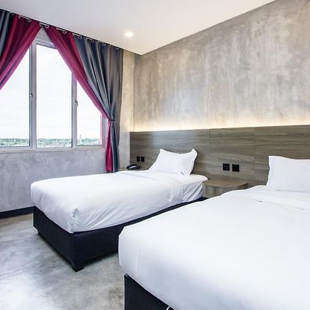 Sri Indar Hotel & Suites Parit Buntar Dış mekan fotoğraf